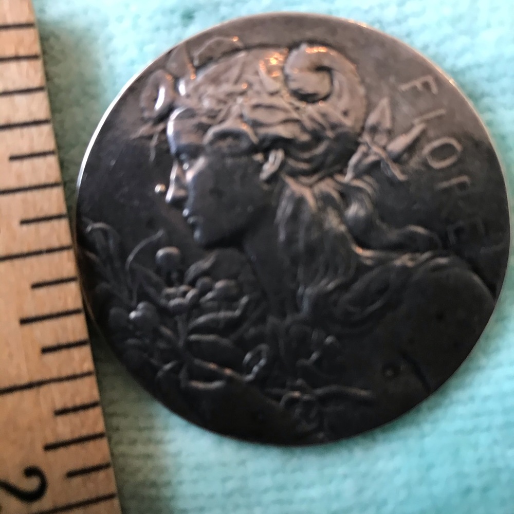 Vintage cameo flore lady pin ❤️🥰 - Picture 5 of 5
